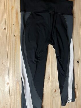 GAPfit Black Gray and White Colorblock Leggings Cropped Sz Small